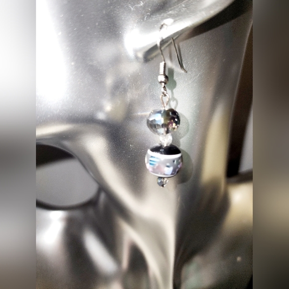 Brilliant faceted Aurora Borealis bead with handpainted Obsidian bead dangle ear - Picture 5 of 9